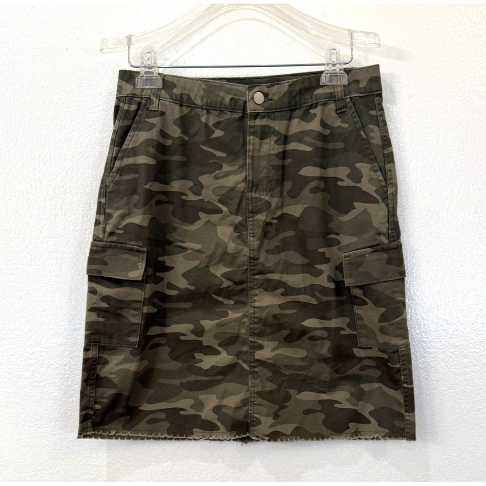 Baccini Size 6 Green Camoflage Print Mini Skirt Pockets Stitched Raw Hem